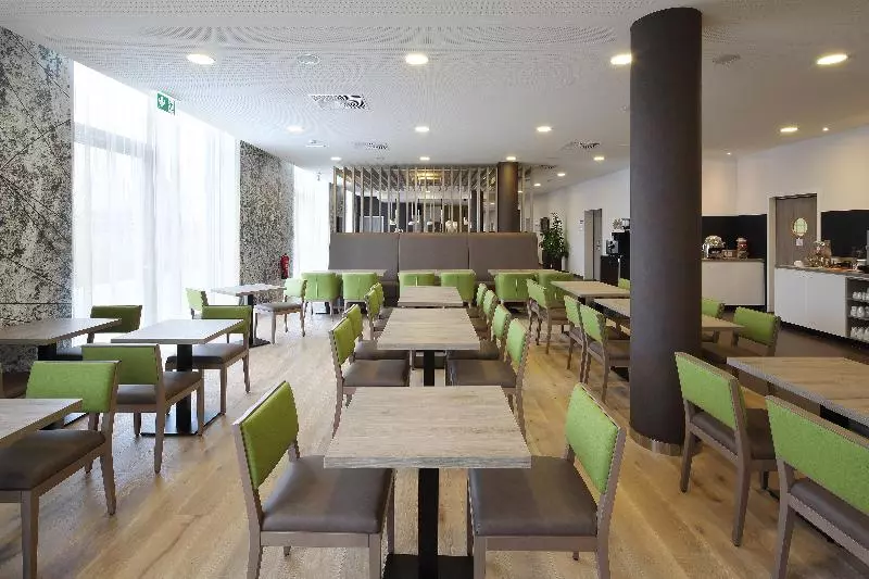 هتل Holiday Inn Express Friedrichshafen, An Ihg