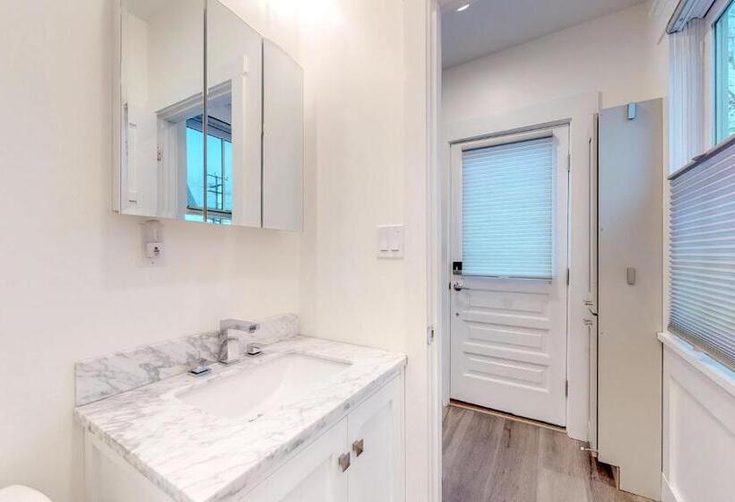 בית מלון כפרי Provincetown Paradise