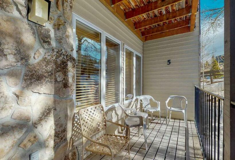 Отель Wine Down In Granby