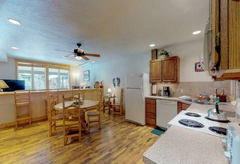 בית מלון כפרי Wine Down In Granby