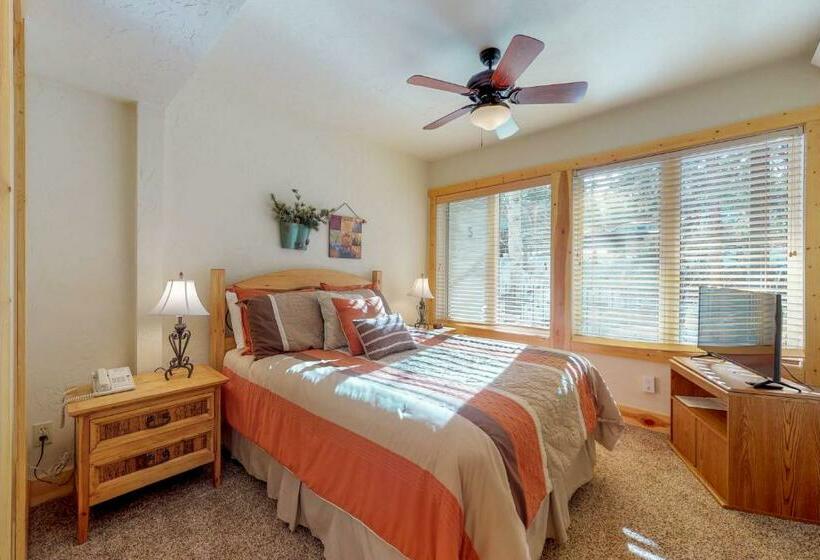 בית מלון כפרי Wine Down In Granby