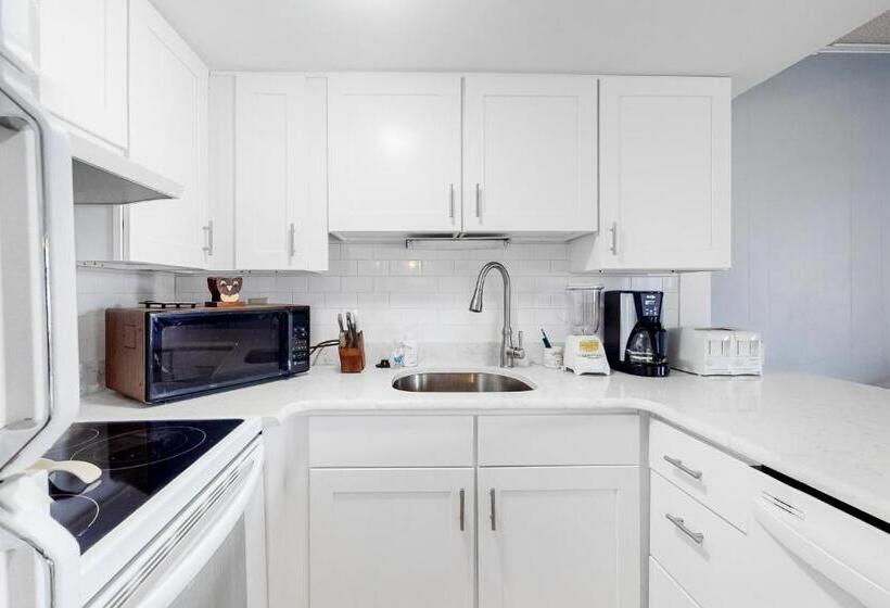 هتل Cedar Shores     30142 Cedar Shores Rd #e144