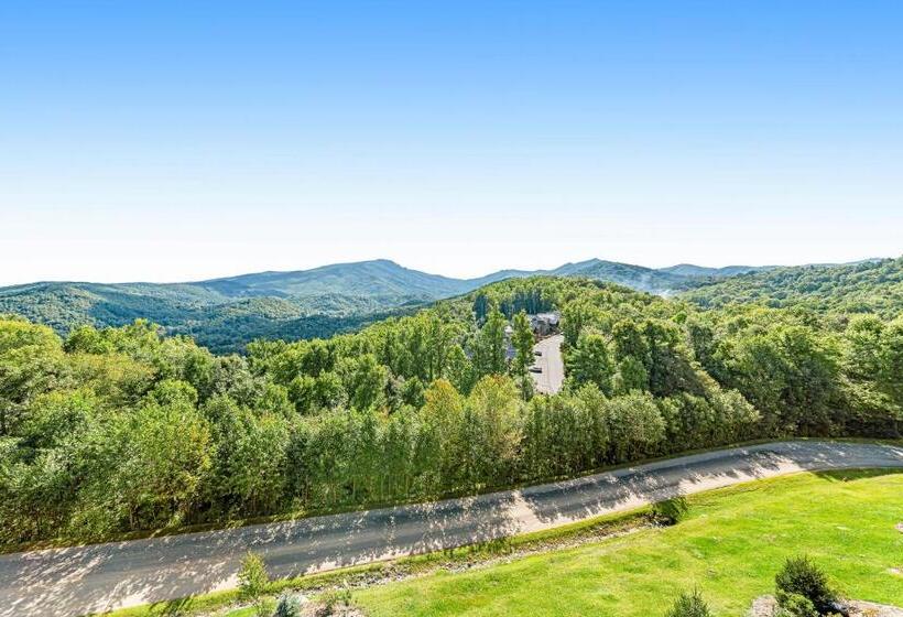 فندق Red Tail Summit