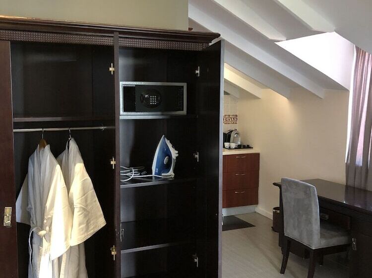 هتل Curacao Suites