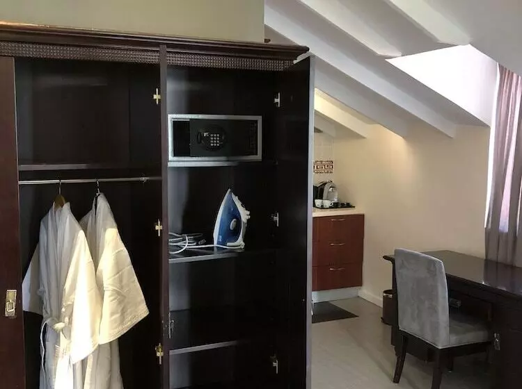 هتل Curacao Suites