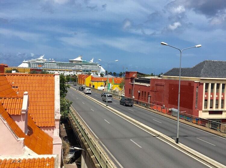هتل Curacao Suites
