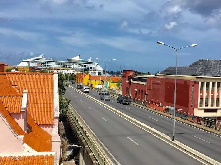 هتل Curacao Suites