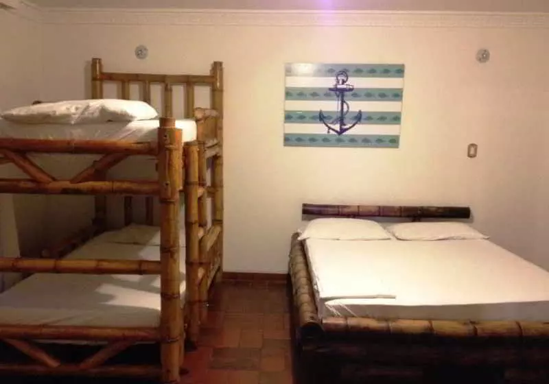 La Pinta Boogaloo Hostel