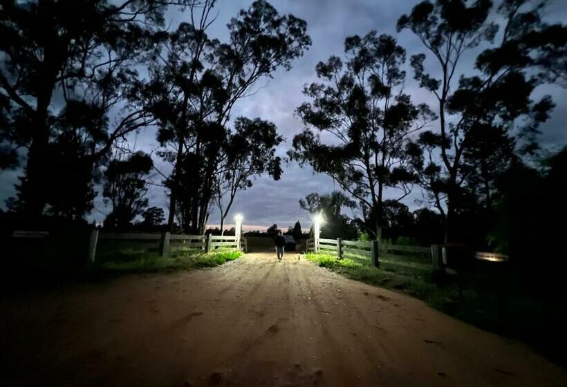 בית מלון כפרי Private Suite In An Historic 1865 Homestead