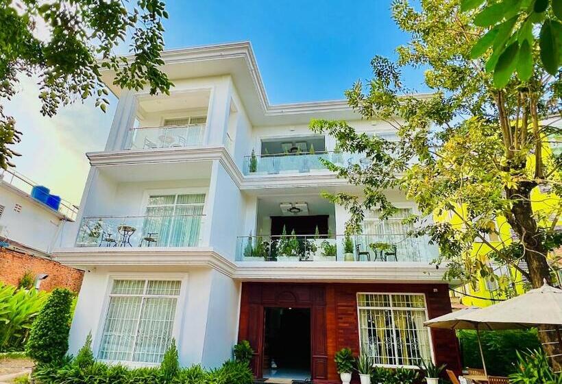 پانسیون Nyna Villa Guesthouse