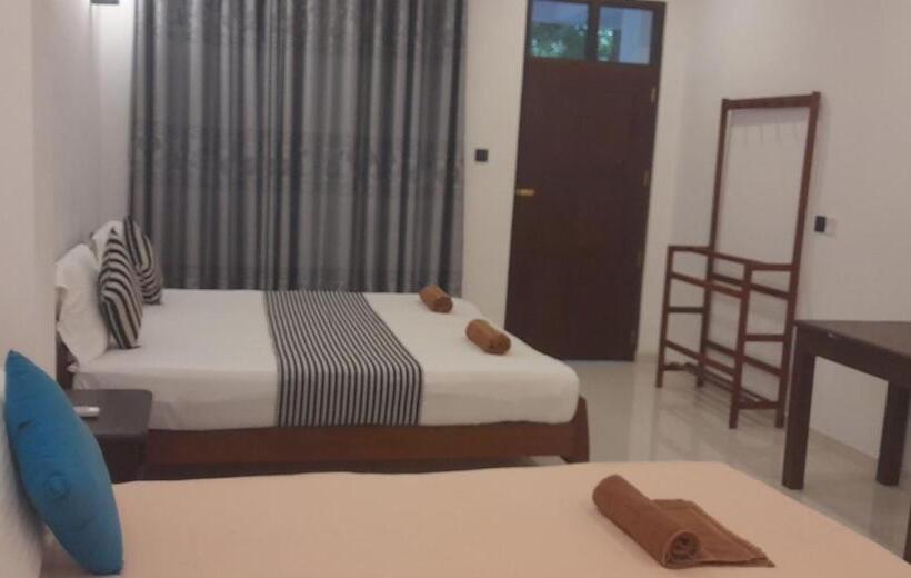 تختخواب و صبحانه Mirissa Village Mirissa