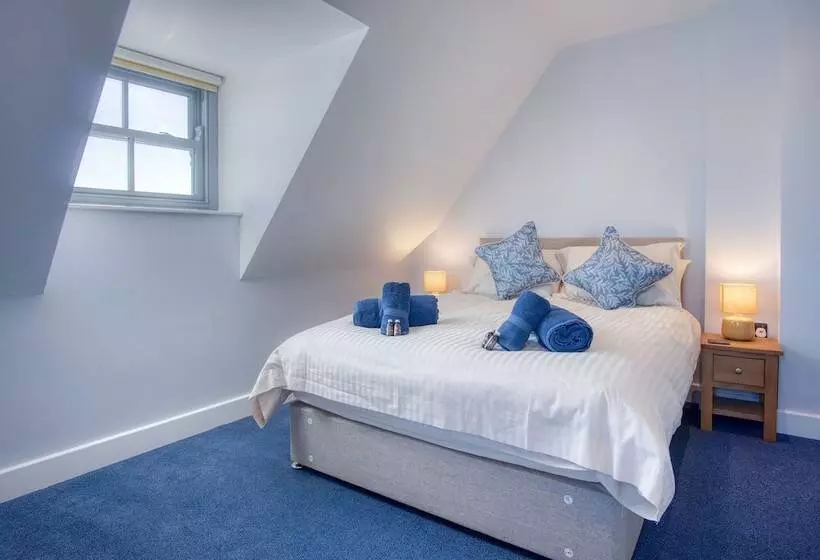 هتل Ocean Cabins @ The Square Saundersfoot