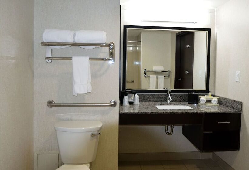فندق Holiday Inn Express & Suites Ottawa East Orleans, An Ihg