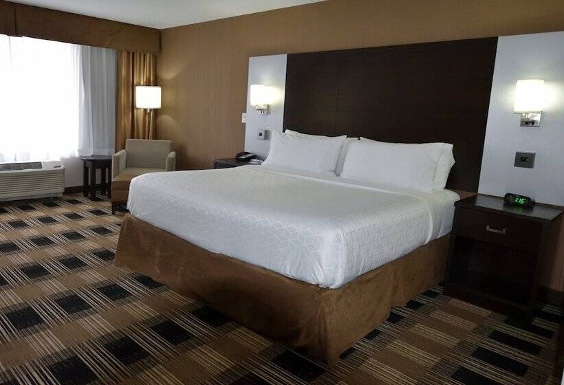 فندق Holiday Inn Express & Suites Ottawa East Orleans, An Ihg