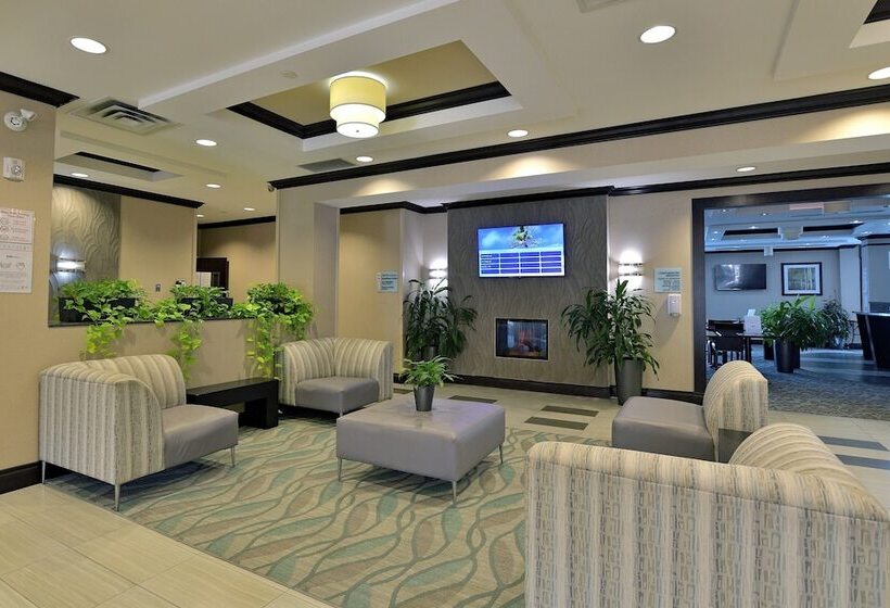 فندق Holiday Inn Express & Suites Ottawa East Orleans, An Ihg