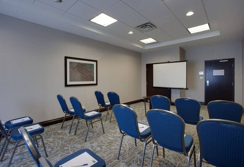 فندق Holiday Inn Express & Suites Ottawa East Orleans, An Ihg