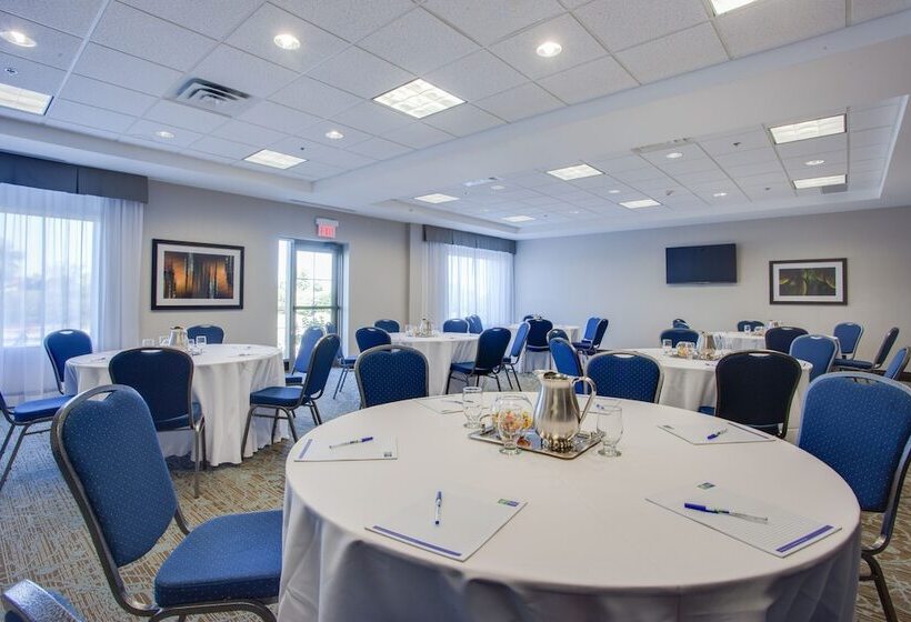 فندق Holiday Inn Express & Suites Ottawa East Orleans, An Ihg