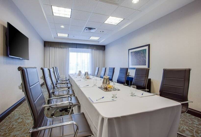 فندق Holiday Inn Express & Suites Ottawa East Orleans, An Ihg