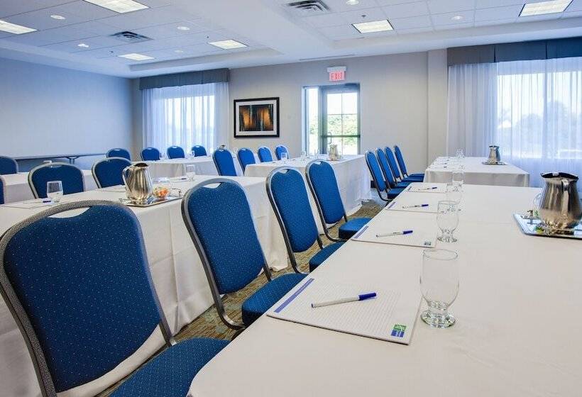 فندق Holiday Inn Express & Suites Ottawa East Orleans, An Ihg