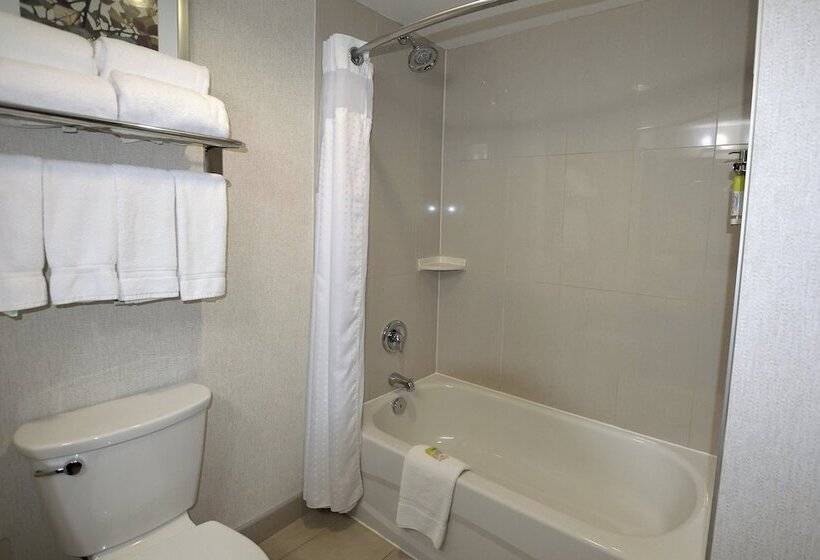 فندق Holiday Inn Express & Suites Ottawa East Orleans, An Ihg