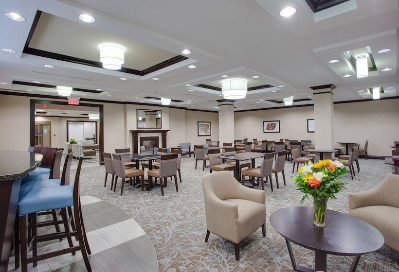 فندق Holiday Inn Express & Suites Ottawa East Orleans, An Ihg