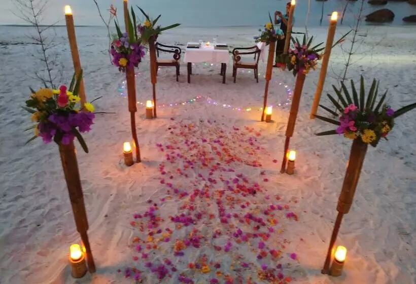 호텔 Lorin Beach Resort Belitung