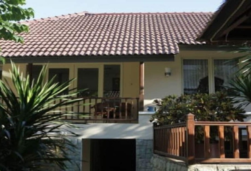 בית מלון כפרי Resor Tuban Tropis