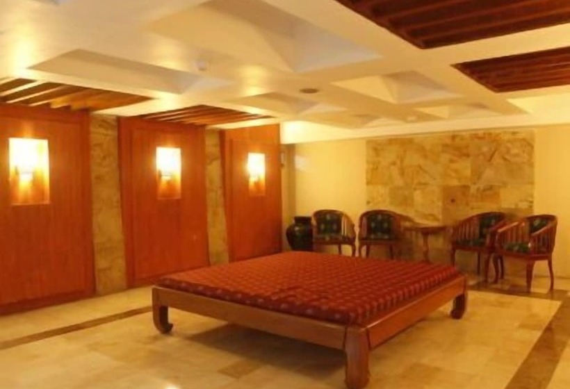 בית מלון כפרי Resor Tuban Tropis