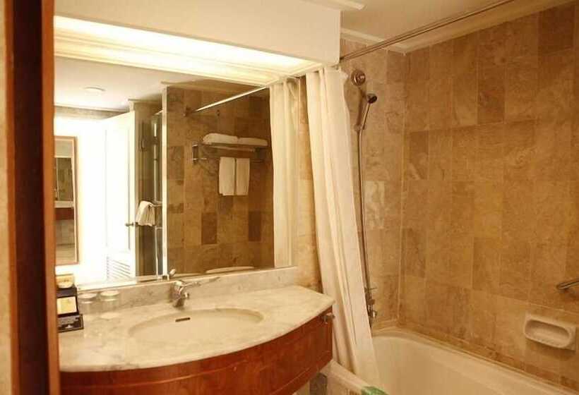 בית מלון כפרי Resor Tuban Tropis