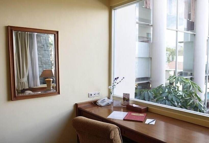 בית מלון כפרי Resor Tuban Tropis