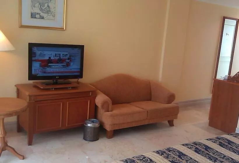 هتل Resor Tuban Tropis