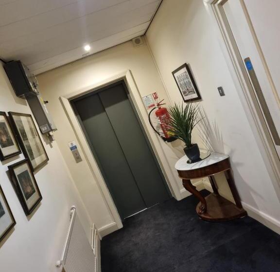 호텔 The Racquet Club