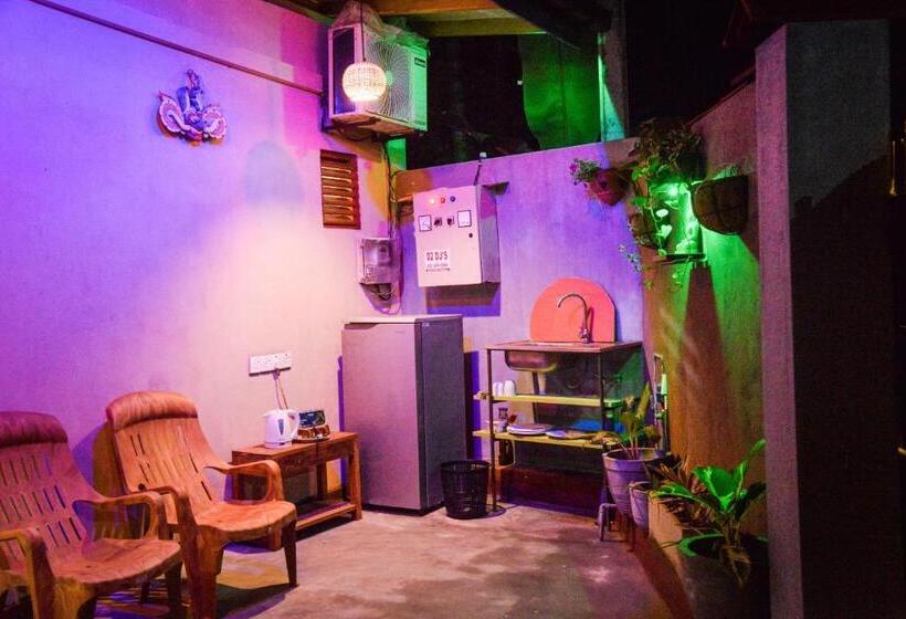 Bed and Breakfast Red Eyes Cottage Hikkaduwa