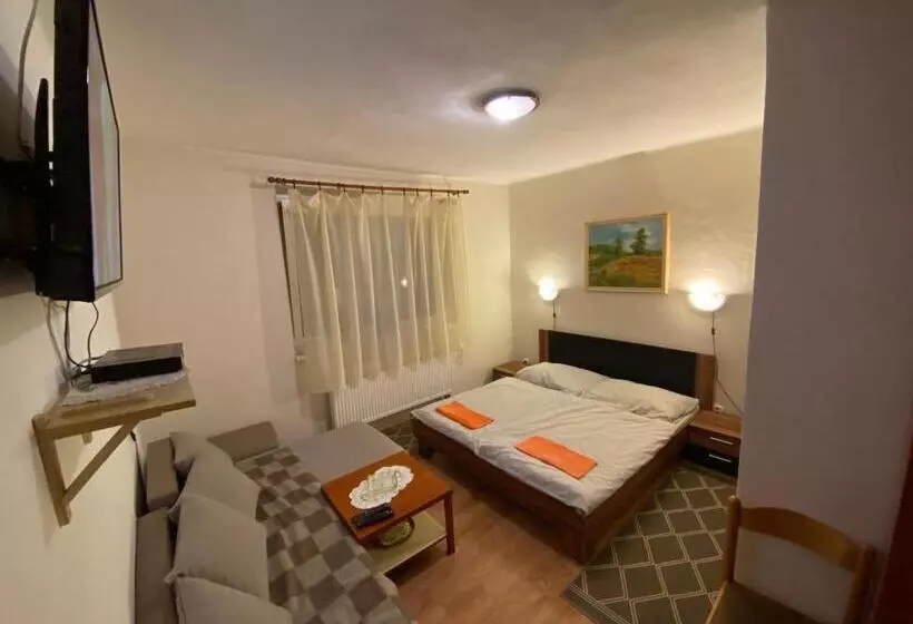 ペンション Penzión U Aďky