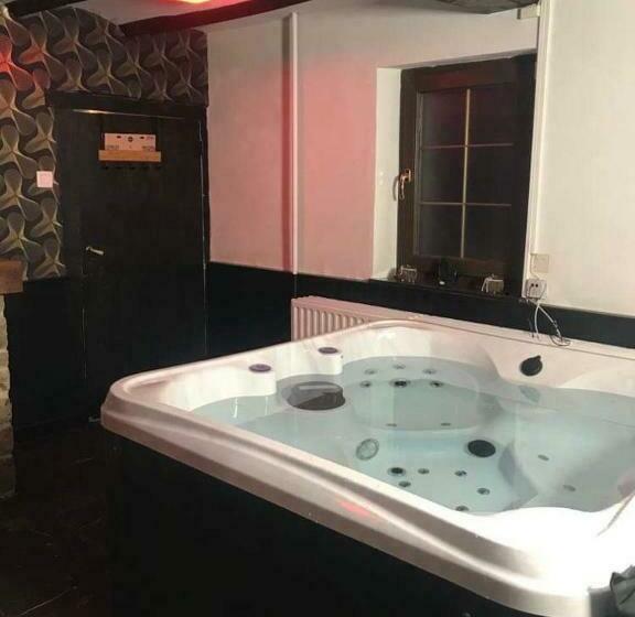 펜션 Casa Wellness Floreffe Jacuzzi