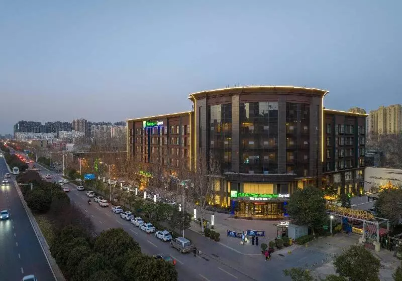 Hotelli Holiday Inn Express Zhengzhou Guancheng By Ihg
