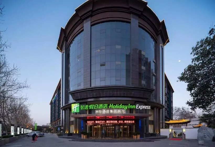 Hotelli Holiday Inn Express Zhengzhou Guancheng By Ihg