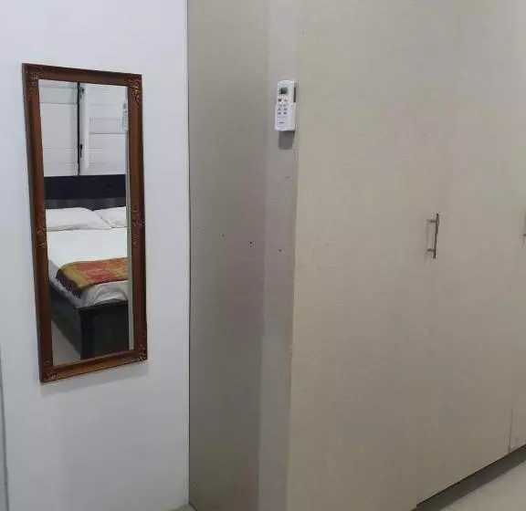 هتل Single Room With Shared Kitchen And Living Room