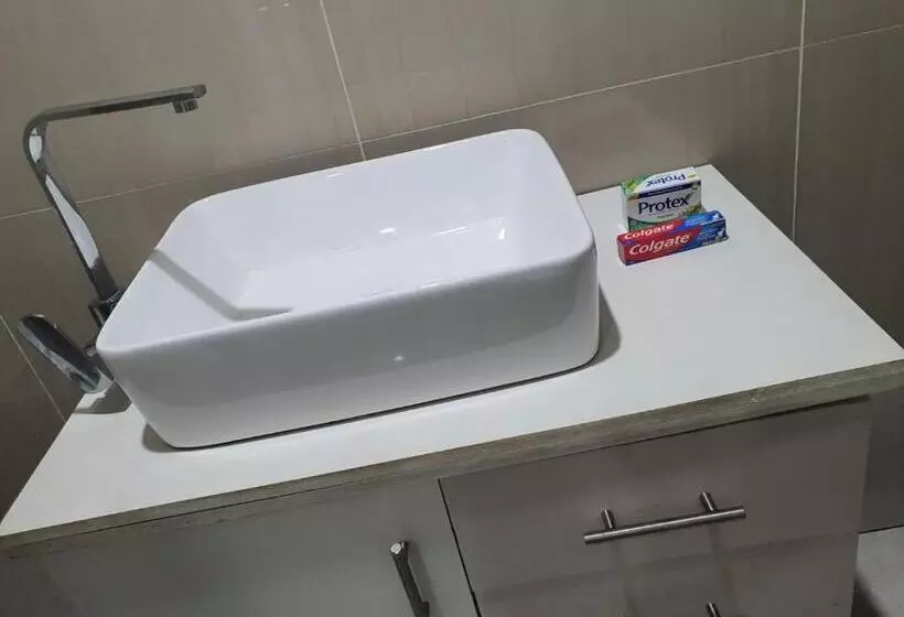 هتل Single Room With Shared Kitchen And Living Room