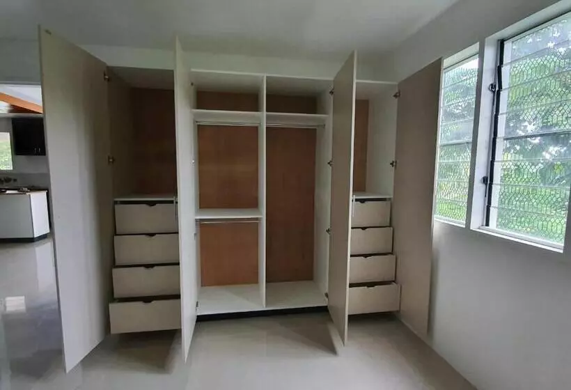 هتل Single Room With Shared Kitchen And Living Room