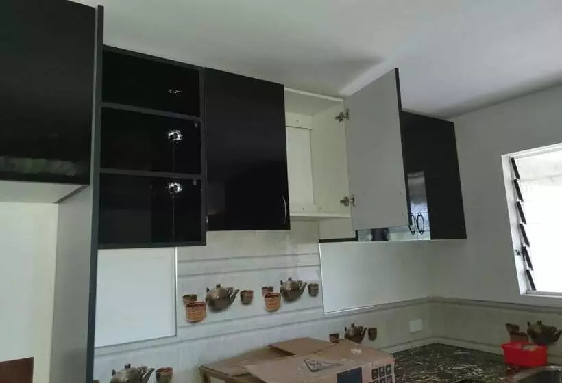 هتل Single Room With Shared Kitchen And Living Room