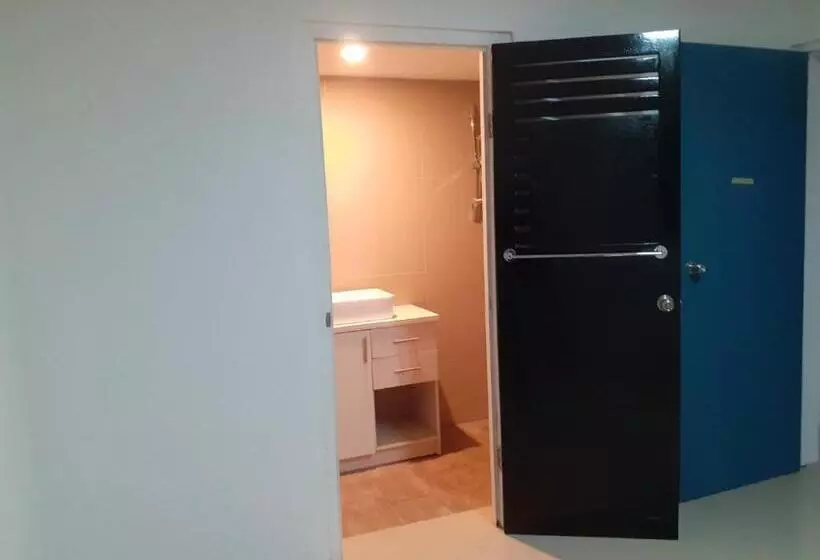 هتل Single Room With Shared Kitchen And Living Room