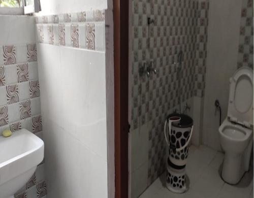 Bed and Breakfast Blue Pine Tourist Lodge By Stayapart , Sitapur 7 Kms Short Of Gaurikund