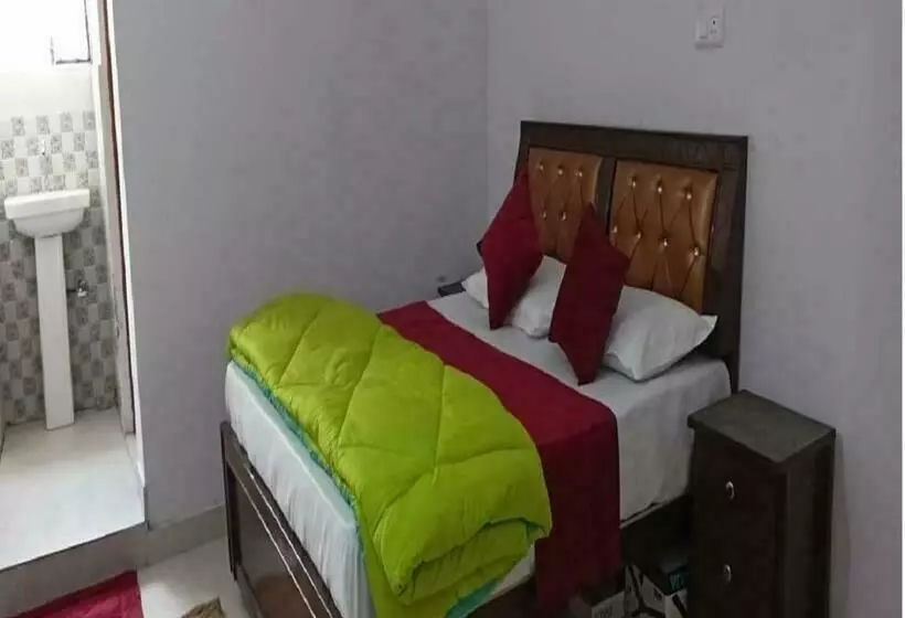 Aamiaismajoitus (B&B) Blue Pine Tourist Lodge By Stayapart , Sitapur 7 Kms Short Of Gaurikund