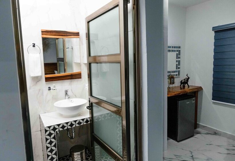 Отель Naomi City Center