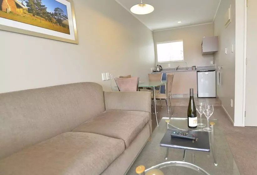 Brougham Heights Motel