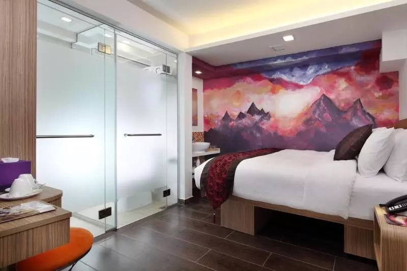 هتل Clover The Arts