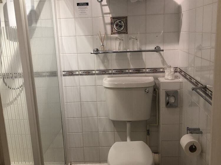 בית מלון כפרי Crown Lodge