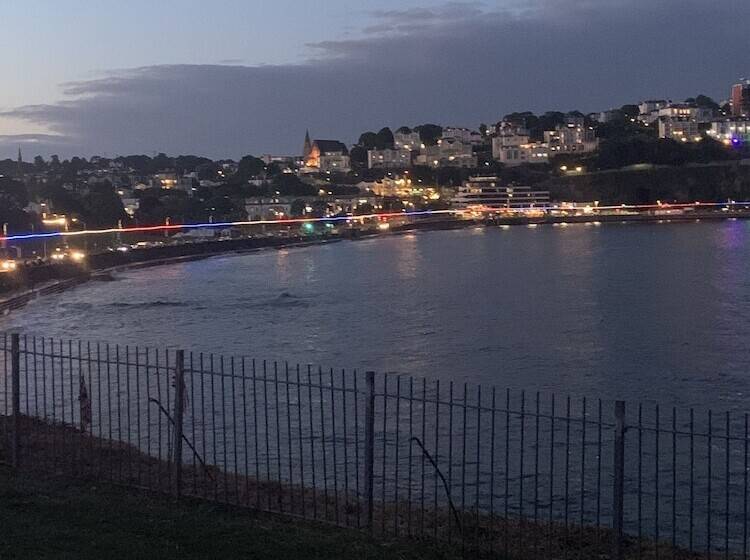 בית מלון כפרי Crown Lodge