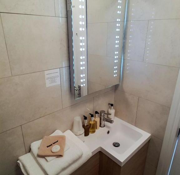 فندق Lakeside Guest House